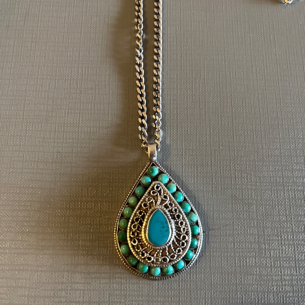 Southwestern Vintage Sterling Silver teardrop pendant necklace turquoise stones.